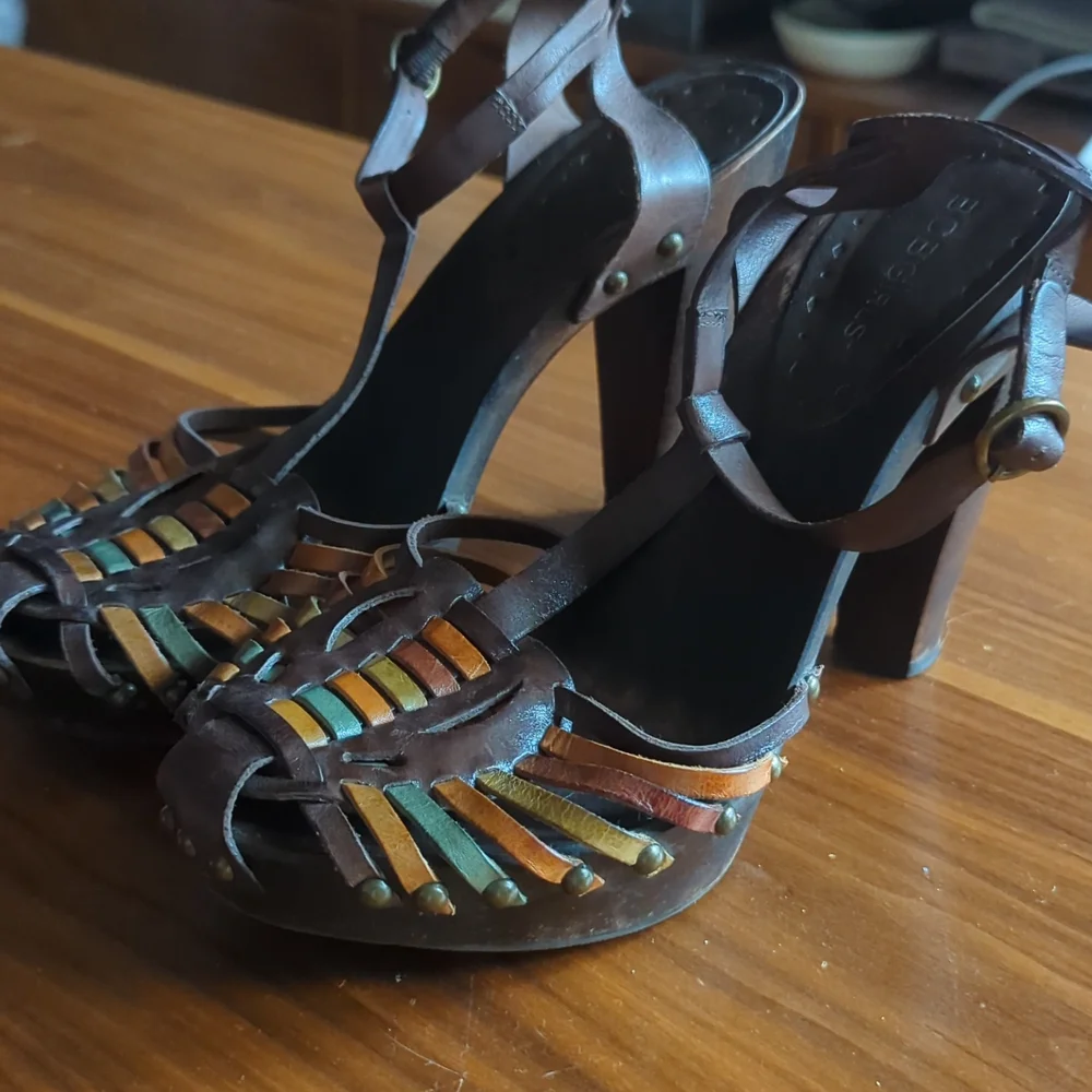 BCBGirls Shoes Wooden T-strap Block Heel Size 7 1/2 - Picture 2 of 9